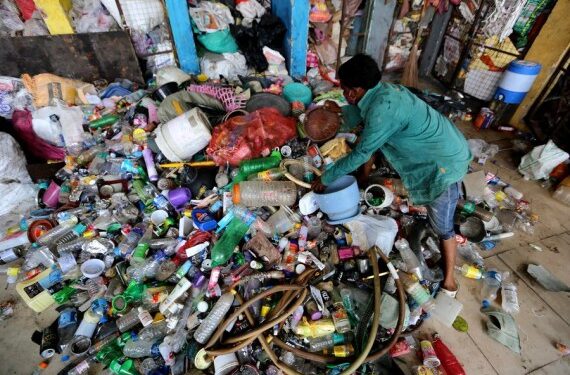 Seorang pria India mengatur botol plastik bekas yang dikumpulkan dekat lokasi pembuangan sampah menjelang peringatan Hari Lingkungan Hidup Sedunia di Bhopal, ibu kota Negara Bagian Madhya Pradesh, India, pada 3 Juni 2021. (Xinhua/Stringer)