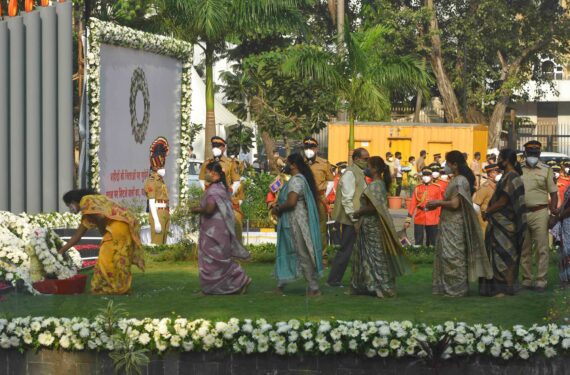 MUMBAI, Memperingati 13 tahun serangan teroris, orang-orang memberikan penghormatan bagi para martir di Police Martyrs Memorial di Mumbai, India, pada 26 November 2021. Pada 26 November 2008, kelompok militan melakukan serangkaian serangan penembakan dan pengeboman terkoordinasi di seluruh Mumbai, yang mengakibatkan 166 orang tewas dan lebih dari 300 lainnya luka-luka dalam pengepungan yang berlangsung selama empat hari. (Xinhua/Str)