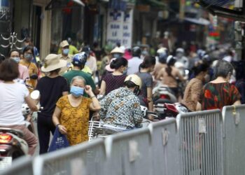 Warga memadati pasar tradisional untuk membeli bahan pangan di Hanoi, ibu kota Vietnam, pada 24 Juli 2021. (Xinhua/VNA)