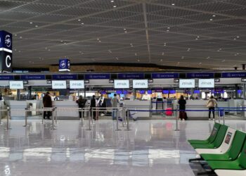 Orang-orang melakukan check in di area check in keberangkatan internasional Bandar Udara Narita di Tokyo, Jepang, pada 30 November 2021. (Xinhua/Zhang Xiaoyu)