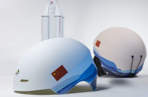 Foto ini menunjukkan helm ski yang dikembangkan dengan teknologi luar angkasa yang semula digunakan pada roket Long March-5. (Xinhua/Universitas Teknologi Dalian)