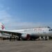 Para teknisi membongkar pesawat Airbus A320 yang sudah purnatugas di Bandar Udara Internasional Xinqiao Hefei di Hefei, Provinsi Anhui, China timur, pada 15 November 2021. (Xinhua/Huang Bohan)