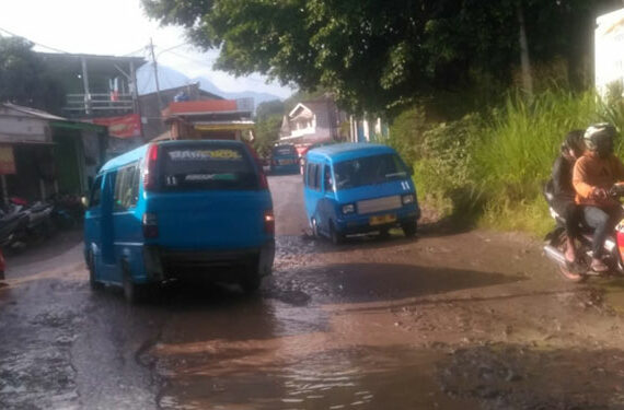 Kondisi Jalan Letnan Sukarna yang rusak parah. /ist