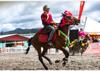 SHANGRI-LA - Sejumlah penunggang kuda menampilkan pertunjukan berkuda di festival balap kuda yang digelar di Shangri-La, Prefektur Otonom Etnis Tibet Deqen, Provinsi Yunnan, China barat daya, pada 3 Juni 2022. (Xinhua/Cao Mengyao)