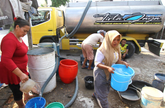 SRAGEN, Masyarakat mengambil air bersih dari sebuah truk air saat musim kemarau di Kabupaten Sragen, Provinsi Jawa Tengah, pada 19 September 2023. (Xinhua/Bram Selo)