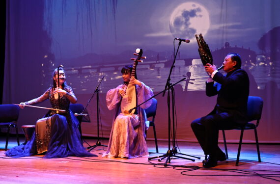 RABAT, Sejumlah seniman China tampil dengan alat musik tradisional China, seperti erhu, pipa, dan sheng (dari kiri ke kanan), dalam sebuah konser di Rabat, ibu kota Maroko, pada 8 Juli 2024. Sebuah konser bertema Jalur Sutra diselenggarakan di Rabat, ibu kota Maroko, pada Senin (8/7), menarik hampir 400 penonton yang terpesona oleh penampilan para seniman China. (Xinhua/Huo Jing)