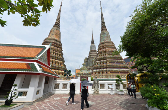 BANGKOK, Wisatawan mengunjungi kuil Wat Pho di Bangkok, Thailand, pada 30 Juli 2024. Kuil Wat Pho merupakan salah satu kompleks kuil Buddha paling megah di Bangkok. (Xinhua/Rachen Sageamsak)