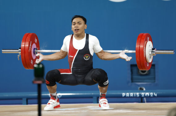 PARIS, Atlet angkat besi Indonesia Eko Irawan berlaga dalam kelas 61 kg putra di Olimpiade Paris 2024 di Paris, Prancis, pada 7 Agustus 2024. (Xinhua/Fei Maohua)