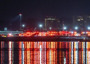 Sejumlah kendaraan penanganan kedaruratan terlihat di Bandara Nasional Ronald Reagan Washington di Amerika Serikat pada 30 Januari 2025. (Xinhua/Hu Yousong)