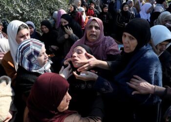 TUBAS, 31 Januari, 2025 (Xinhua) -- Para kerabat berkabung atas para korban di Tammoun, Kota Tubas, Tepi Barat, pada 30 Januari 2025. Sebanyak 10 warga Palestina tewas dan beberapa lainnya luka-luka akibat serangan udara Israel di Tammoun, sebelah tenggara Tubas di Tepi Barat yang diduduki Israel, pada Rabu (29/1) malam waktu setempat, ungkap pejabat kesehatan Palestina. (Xinhua/Nidal Eshtayeh)