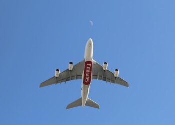 Foto yang diabadikan pada 5 Januari 2025 ini menunjukkan sebuah pesawat milik maskapai Emirates Airline sedang mengangkasa. (Xinhua/Wen Xinnian)