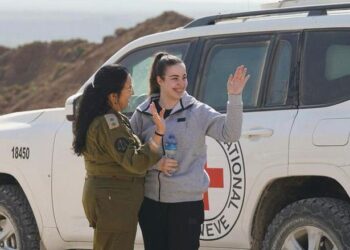 Agam Berger (kanan), seorang tentara Israel berusia 20 tahun, diserahkan kepada militer Israel melalui Palang Merah saat pembebasannya pada 30 Januari 2025. Militan Palestina di Gaza, yang dipimpin oleh Hamas, pada Kamis (30/1) membebaskan delapan sandera, yang terdiri dari tiga warga Israel dan lima warga Thailand. (Xinhua/Pasukan Pertahanan Israel)