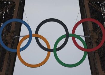 Cincin Olimpiade terlihat di Menara Eiffel menjelang upacara pembukaan Olimpiade Paris 2024 di Paris, Prancis, pada 26 Juli 2024. (Xinhua/Gao Jing)