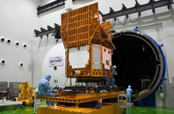 Para peneliti melakukan eksperimen untuk sebuah satelit bernama Einstein Probe di Akademi Inovasi Mikrosatelit (Innovation Academy for Microsatellites) di bawah naungan Akademi Ilmu Pengetahuan China (Chinese Academy of Sciences/CAS) di Shanghai, China timur, pada 20 Juli 2023. (Xinhua/Akademi Inovasi Mikrosatelit di bawah naungan Akademi Ilmu Pengetahuan China)