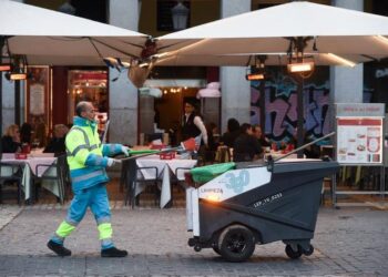 Seorang petugas kebersihan terlihat di sebuah jalan di Madrid, Spanyol, pada 28 Januari 2025. Spanyol menutup tahun 2024 dengan rekor angka ketenagakerjaan, menurut Survei Penduduk Aktif Secara Ekonomi (EPA) yang diterbitkan oleh Kantor Statistik negara itu pada Selasa (28/1). (Xinhua/Gustavo Valiente)