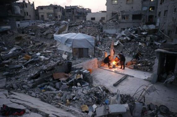 Warga Palestina terlihat tinggal di antara puing-puing rumah yang hancur di Jabalia di Jalur Gaza utara, pada 16 Februari 2025. (Xinhua/Mahmoud Zaki)