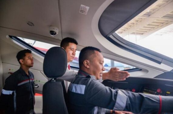 Seorang masinis kereta cepat asal China (tengah) memberikan instruksi kepada masinis asal Indonesia (kanan) di dalam kabin kemudi kereta cepat di Bandung, Provinsi Jawa Barat, pada 12 September 2024. (Xinhua/Xu Qin)