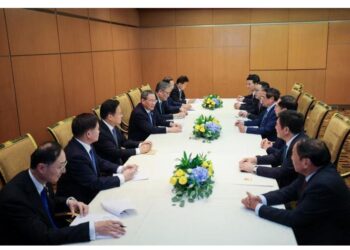 Perdana Menteri (PM) China Li Qiang bertemu dengan PM Vietnam Pham Minh Chinh di sela-sela Konferensi Tingkat Tinggi (KTT) Perhimpunan Bangsa-Bangsa Asia Tenggara (ASEAN)-China-Dewan Kerja Sama Teluk (Gulf Cooperation Council/GCC) di Kuala Lumpur, Malaysia, pada 27 Mei 2025. (Xinhua/Liu Bin)