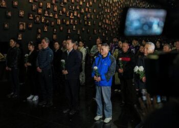 Orang-orang menghadiri sebuah upacara berkabung "pemadaman lampu" yang diadakan di Balai Peringatan Korban Pembantaian Nanjing oleh Tentara Jepang di Nanjing, Provinsi Jiangsu, China timur, pada 11 Maret 2025. (Xinhua/Li Bo)