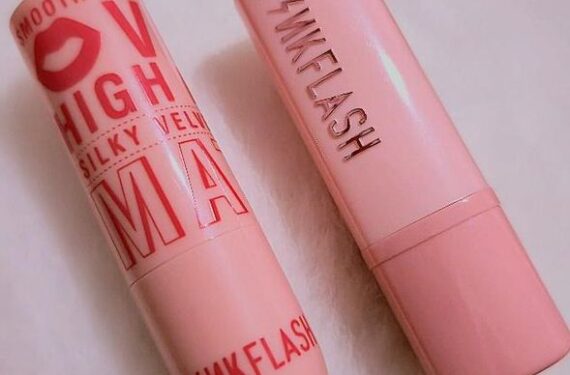 Foto yang diabadikan pada 8 Mei 2025 ini memperlihatkan produk lipstik dan pelembab bibir (lip balm) keluaran merek China Pinkflash. (Xinhua)