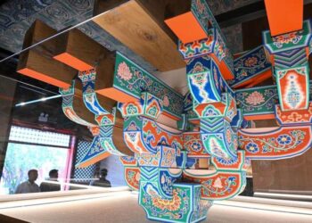 Sebuah komponen arsitektural kuno yang dihias menggunakan teknik Caihua ditampilkan dalam pameran bertajuk "Peninggalan Seribu Tahun Caihua: Warisan dan Inovasi dalam Lukisan Polikrom Arsitektural China Bergaya Resmi" (A Thousand-Year Legacy of Caihua: Inheritance and Innovation in Official-Style Chinese Architectural Polychrome Painting) yang diselenggarakan di Museum Istana di Beijing, ibu kota China, pada 26 Mei 2025. (Xinhua/Jin Liangkuai)