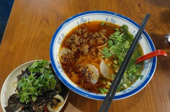 Foto yang diabadikan di Jakarta pada 7 Maret 2025 ini menunjukkan semangkuk mi sapi dan acar jamur kuping khas Lanzhou, China. (Xinhua/Noviyanti)