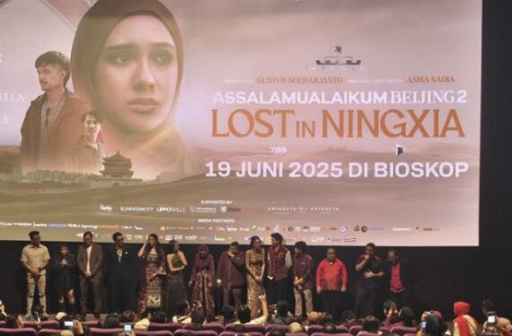 Para pemeran dan kru film "Assalamualaikum Beijing 2: Lost in Ningxia" menghadiri acara penayangan perdana di Jakarta pada 10 Juni 2025. (Xinhua)
