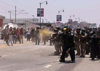 Para petugas polisi berusaha membubarkan pengunjuk rasa di depan Los Angeles Federal Detention Center di Los Angeles, California, Amerika Serikat, pada 8 Juni 2025. (Xinhua/Qiu Chen)