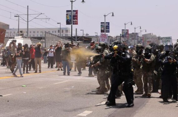 Para petugas polisi berusaha membubarkan pengunjuk rasa di depan Los Angeles Federal Detention Center di Los Angeles, California, Amerika Serikat, pada 8 Juni 2025. (Xinhua/Qiu Chen)