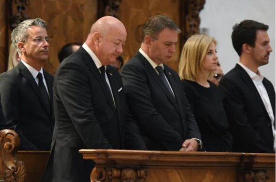 Kanselir Austria Christian Stocker (kedua dari kiri) menghadiri upacara penghormatan di sebuah gereja di Graz, Austria, pada 10 Juni 2025. Sedikitnya 10 orang tewas dalam insiden penembakan di sekolah di Graz, kota terbesar kedua di Austria, lapor media setempat pada Selasa (10/6). (Xinhua/He Canling)