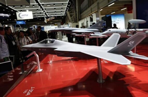 Para pengunjung meninjau stan Aviation Industry Corporation of China (AVIC) dalam Pameran Dirgantara Paris (Paris Air Show) ke-55 di Bandar Udara Le Bourget dekat Paris, Prancis, pada 17 Juni 2025. (Xinhua/Gao Jing)