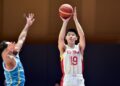 Cui Yongxi (kanan) menembakkan bola dalam pertandingan grup antara China dan Kazakhstan dalam laga kualifikasi Piala Dunia FIBA zona Asia di Hong Kong, China selatan, pada 23 Februari 2023. (Xinhua/Lo Ping Fai)