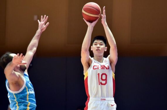 Cui Yongxi (kanan) menembakkan bola dalam pertandingan grup antara China dan Kazakhstan dalam laga kualifikasi Piala Dunia FIBA zona Asia di Hong Kong, China selatan, pada 23 Februari 2023. (Xinhua/Lo Ping Fai)
