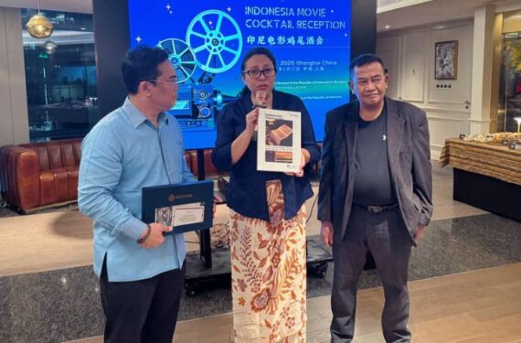 Foto yang diabadikan pada 17 Juni 2025 ini menunjukkan Gunawan Paggaru dari Badan Perfilman Indonesia (BPI) memberikan hadiah kepada KJRI di Shanghai, China timur. (Xinhua)