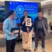 Foto yang diabadikan pada 17 Juni 2025 ini menunjukkan Gunawan Paggaru dari Badan Perfilman Indonesia (BPI) memberikan hadiah kepada KJRI di Shanghai, China timur. (Xinhua)