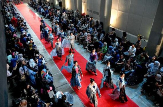 Sejumlah wanita yang mengenakan kebaya tradisional berjalan dalam peragaan busana "Swarna Biru" di Museum Nasional di Jakarta pada 14 Juni 2025. (Xinhua/Agung Kuncahya B.)
