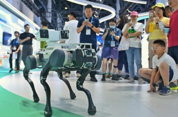 Orang-orang menyaksikan robot anjing yang ditampilkan di paviliun Chengdu dalam ajang Pameran Internasional China Barat (Western China International Fair/WCIF) ke-20 di Chengdu, Provinsi Sichuan, China barat daya, pada 25 Mei 2025. (Xinhua/Liu Kun)