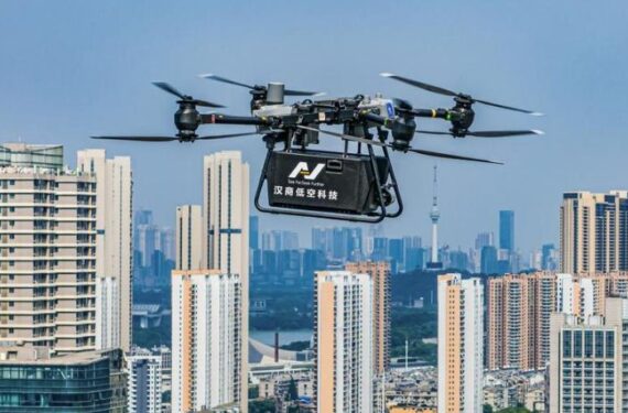 Foto dari udara yang diabadikan menggunakan drone pada 16 Juni 2025 ini menunjukkan sebuah drone logistik terbang di Wuhan, Provinsi Hubei, China tengah. (Xinhua/Wu Zhizun)