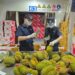 Foto dokumentasi menunjukkan sejumlah staf bea cukai Youyiguan di Daerah Otonom Etnis Zhuang Guangxi, China selatan, sedang memeriksa durian-durian yang baru diimpor dari Thailand. (Xinhua)