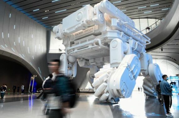 Foto yang diabadikan pada 18 Oktober 2023 ini menunjukkan patung raksasa BenBen dari film "The Wandering Earth II" di venue World Science Fiction Convention (WorldCon) ke-81 di Chengdu, Provinsi Sichuan, China barat daya. (Xinhua/Tang Wenhao)