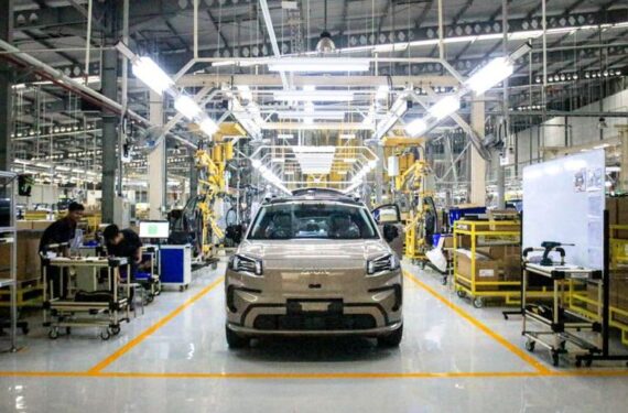 Foto menampilkan mobil GAC Aion yang dirakit secara lokal di pabrik perakitan lokal pertama GAC Aion di Purwakarta, Provinsi Jawa Barat, pada 10 Juni 2025. (Xinhua/Abdul Azis Said)