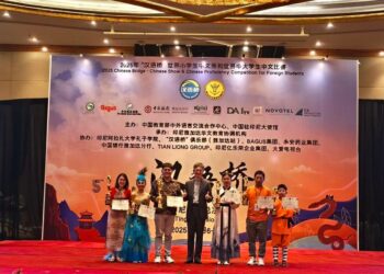 Duta Besar (Dubes) China untuk Indonesia Wang Lutong berfoto bersama para pemenang utama Chinese Bridge 2025 divisi Indonesia di Jakarta pada 8 Juni 2025. (Xinhua)