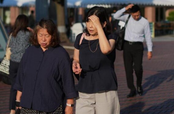 Sejumlah pejalan kaki melintas di sebuah jalan di Tokyo, Jepang, pada 18 Juni 2025. (Xinhua/Jia Haocheng)