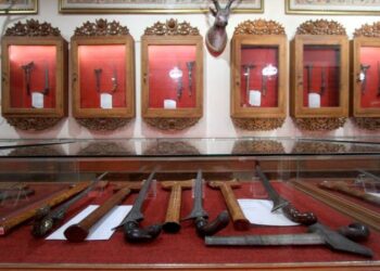 Deretan koleksi keris, belati asimetris tradisional Jawa, dan warangka kayu dipajang di sanggar Padepokan Keris Brojobuwono di Kabupaten Karanganyar, Provinsi Jawa Tengah, pada 17 Juni 2025. (Xinhua/Bram Selo)