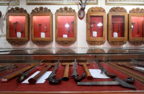 Deretan koleksi keris, belati asimetris tradisional Jawa, dan warangka kayu dipajang di sanggar Padepokan Keris Brojobuwono di Kabupaten Karanganyar, Provinsi Jawa Tengah, pada 17 Juni 2025. (Xinhua/Bram Selo)