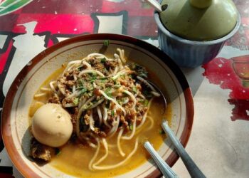 Foto yang diabadikan pada 20 Juni 2025 ini menunjukkan seporsi laksa telur khas Tangerang di Kawasan Kuliner Laksa Tangerang, Kota Tangerang, Provinsi Banten. (Xinhua/Noviyanti)