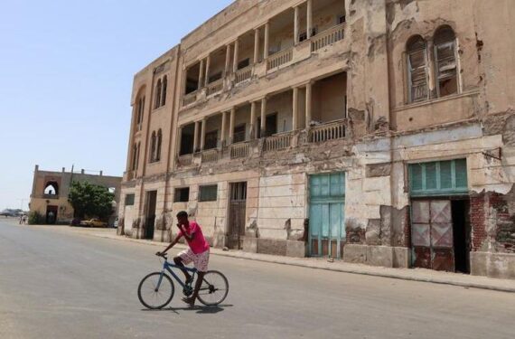Foto yang diabadikan pada 7 Juni 2025 ini menunjukkan seorang pria bersepeda di kawasan tua Massawa, Eritrea. (Xinhua/Liu Fangqiang)