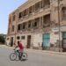 Foto yang diabadikan pada 7 Juni 2025 ini menunjukkan seorang pria bersepeda di kawasan tua Massawa, Eritrea. (Xinhua/Liu Fangqiang)