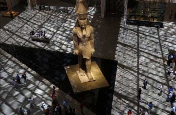 Sejumlah wisatawan mengunjungi Museum Besar Mesir (Grand Egyptian Museum/GEM) di Giza, Mesir, pada 12 Juni 2025. (Xinhua/Ahmed Gomma)