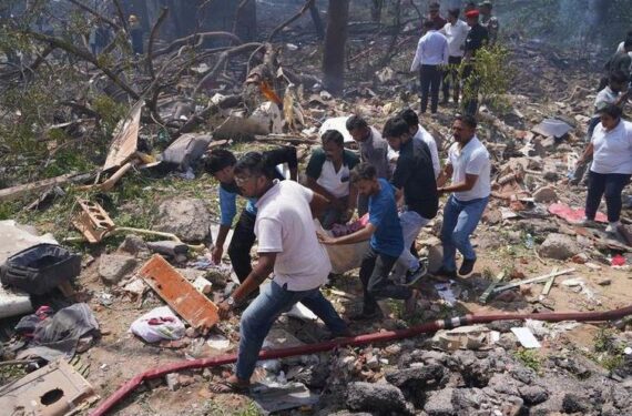 Tim penyelamat mengevakuasi jenazah seorang korban dari lokasi kecelakaan pesawat Air India di Ahmedabad, Negara Bagian Gujarat, India, pada 12 Juni 2025. (Xinhua/Str)